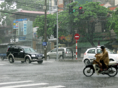 Cách đi xe máy an toàn trong trời mưa